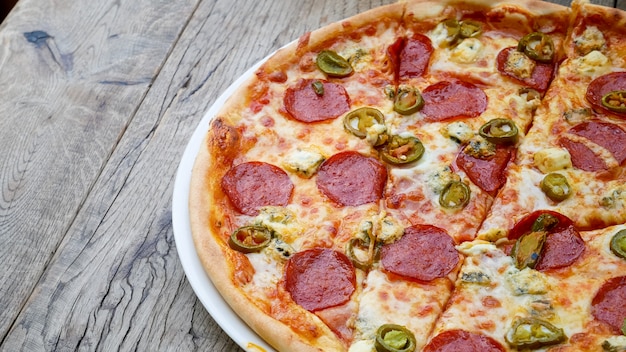 Pizza en una mesa de restaurante