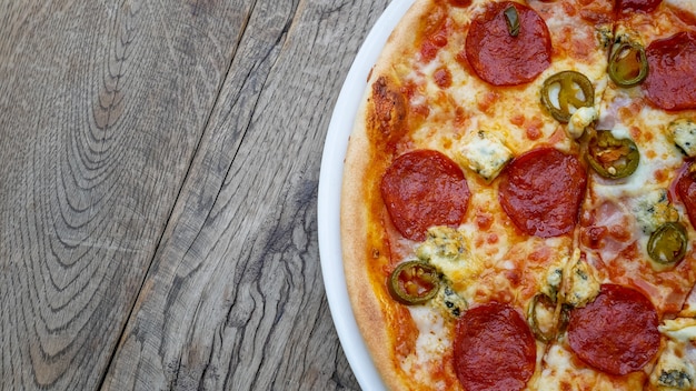 Pizza en una mesa de restaurante