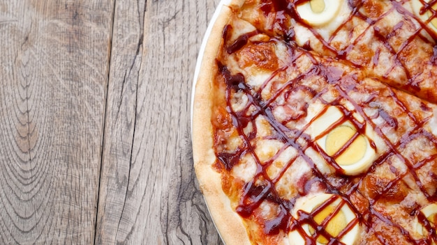 Pizza en una mesa de restaurante