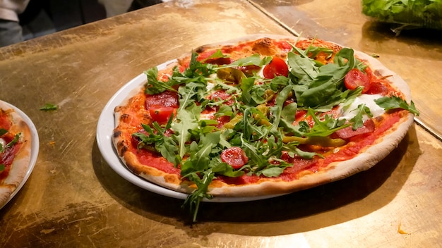 Pizza en una mesa de restaurante