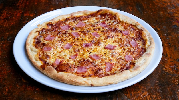 Pizza en una mesa de restaurante