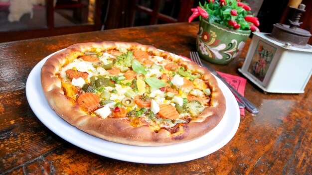 Pizza en una mesa de restaurante