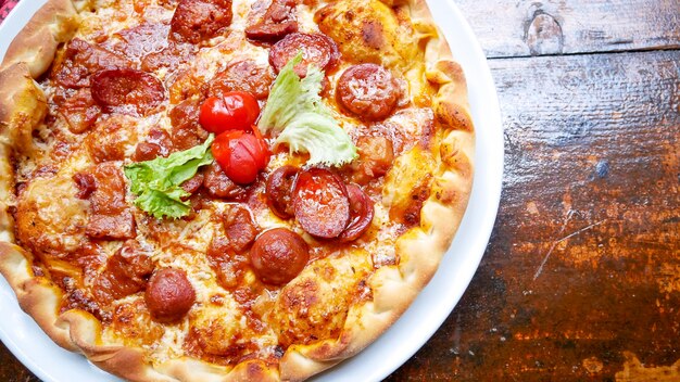 Pizza en una mesa de restaurante