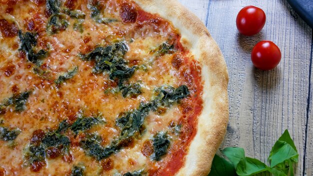 Pizza en una mesa de restaurante