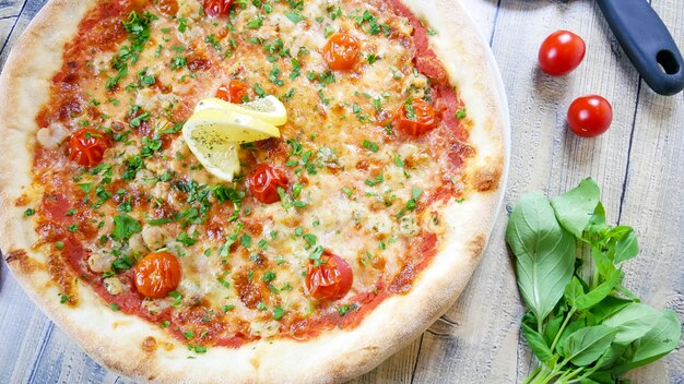 Pizza en una mesa de restaurante