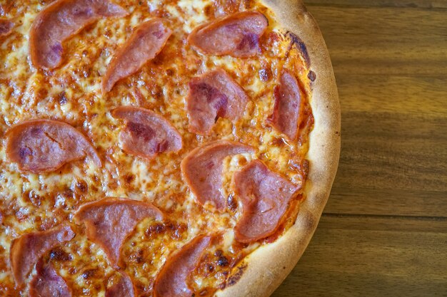 Pizza en una mesa de restaurante