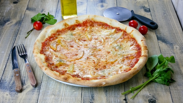 Pizza en una mesa de restaurante