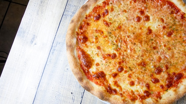 Pizza en una mesa de restaurante