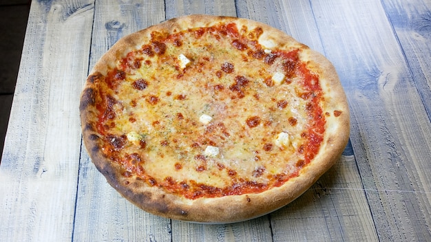 Pizza en una mesa de restaurante