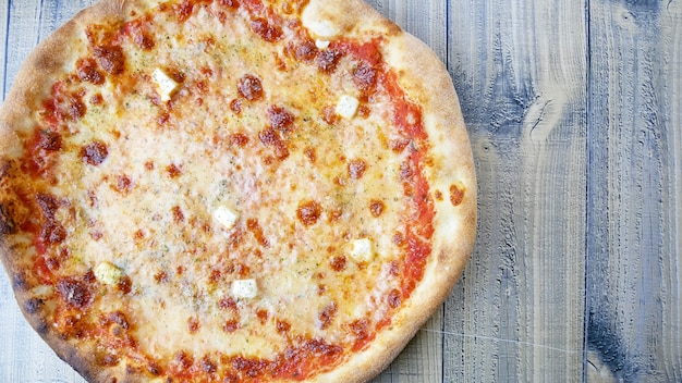 Pizza en una mesa de restaurante