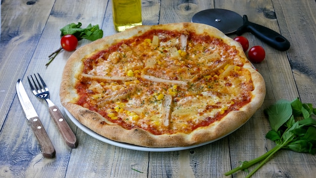 Pizza en una mesa de restaurante