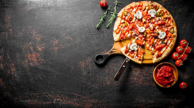 Pizza mexicana com alecrim e pasta de tomate na tigela