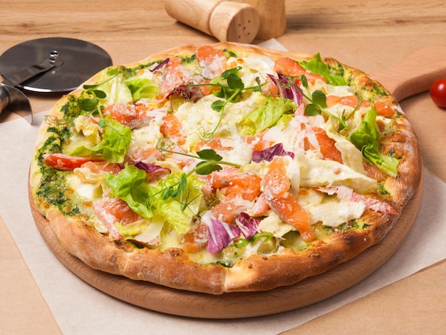 Pizza con mezcla de ensalada de tomates de salmón y mantequilla verde