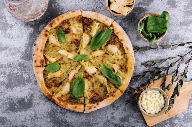 Pizza mit Artischocken und Spinat Draufsicht