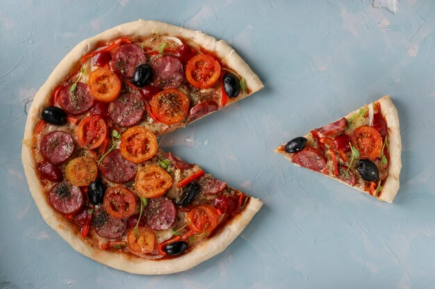 Pizza mit ausgeschnittenem Stück