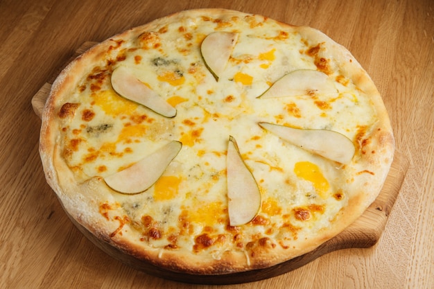 Pizza mit Birnen- und Gorgonzola-Käse auf Holzbrett