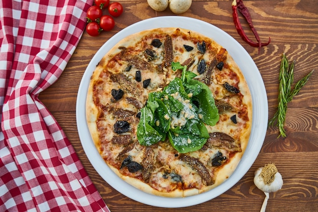 Pizza mit buntem Gemüse