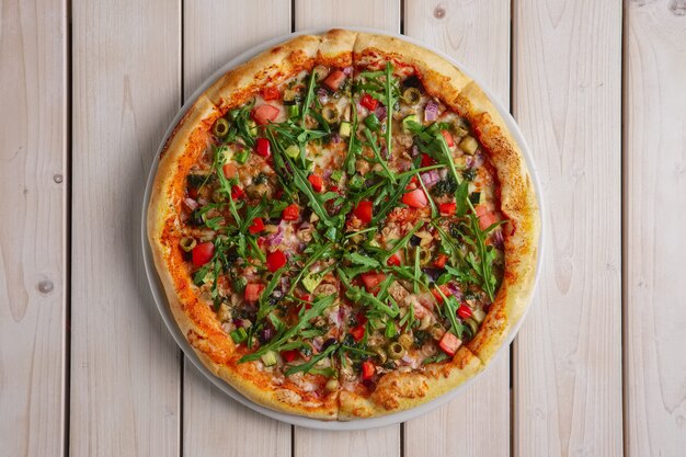 Pizza mit Champignons, Zucchini, Paprika, Zwiebeln und Rucola