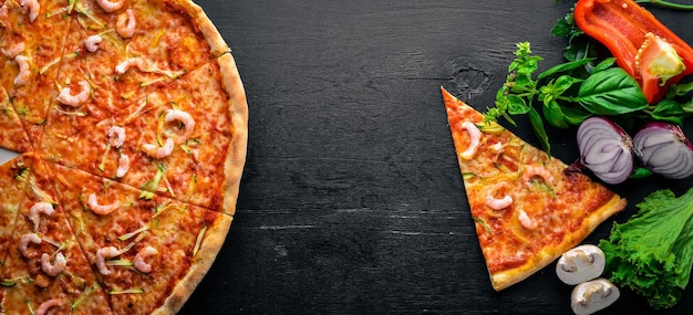 Pizza mit Garnelen Auf einem hölzernen Hintergrund Ansicht von oben Freier Platz für Text