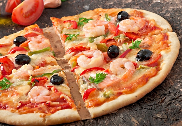 Pizza mit Garnelen, Lachs und Oliven