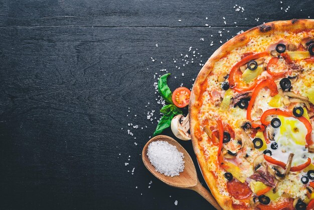 Pizza mit Gemüse Auf einem hölzernen Hintergrund Ansicht von oben Freier Platz für Ihren Text