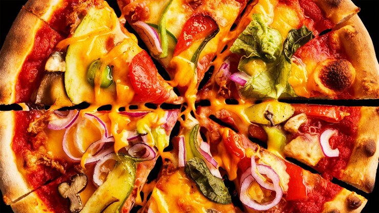 Pizza mit Gemüse, Pilzen, Käse und Zwiebeln