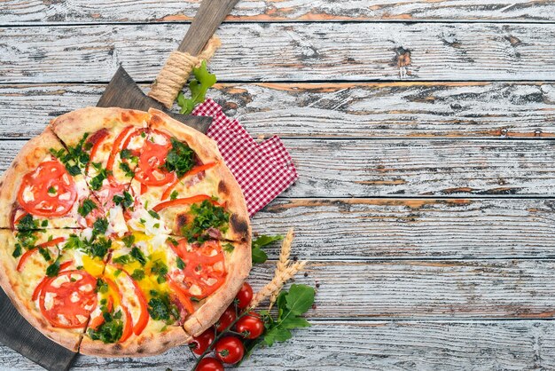 Pizza mit Gemüse und pochiertem Ei Italienische Küche auf Holzhintergrund Freier Platz für Text Ansicht von oben