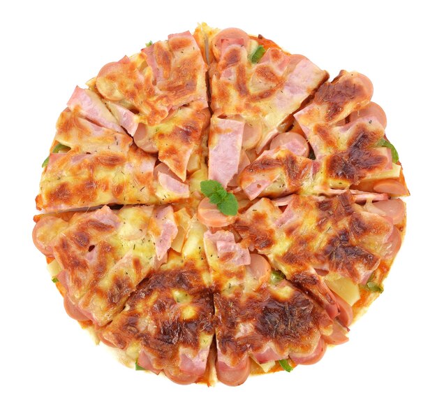 Foto pizza mit geräuchertem lachs und zitrone auf weißem hintergrund