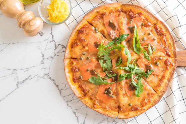 Pizza mit geräuchertem Lachs