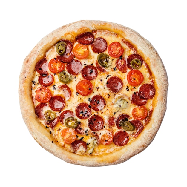 Pizza mit geräucherten Wurstkirschtomaten, getrockneten Chilischoten, Jalapenopfeffer und Mozzarella isoliert auf weißem Hintergrund