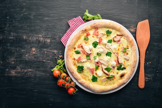 Pizza mit Hähnchenfilet, Feta-Käse und Mozzarella Italienisches traditionelles Gericht Auf dem alten Hintergrund Draufsicht Freier Platz für Ihren Text