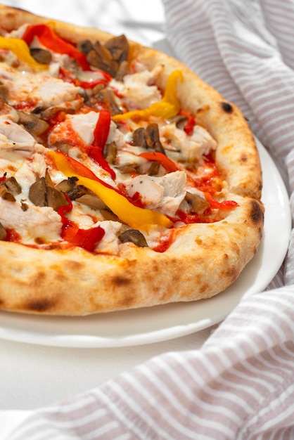 Pizza mit Huhn und Pilzen auf weißem Hintergrund für Restaurantmenü