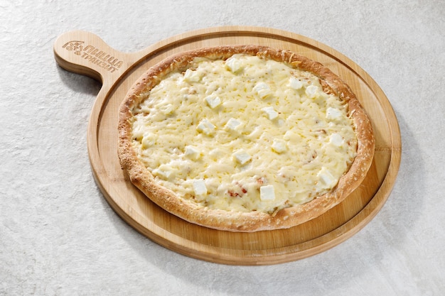 Pizza mit Käse auf grauem Hintergrund