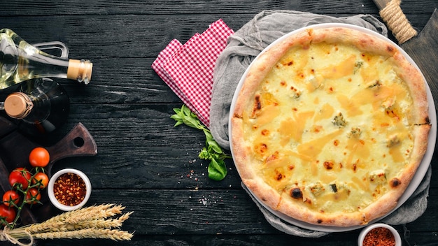 Pizza mit Käse Italienisches traditionelles Gericht Auf dem alten Hintergrund Ansicht von oben Freier Platz für Ihren Text