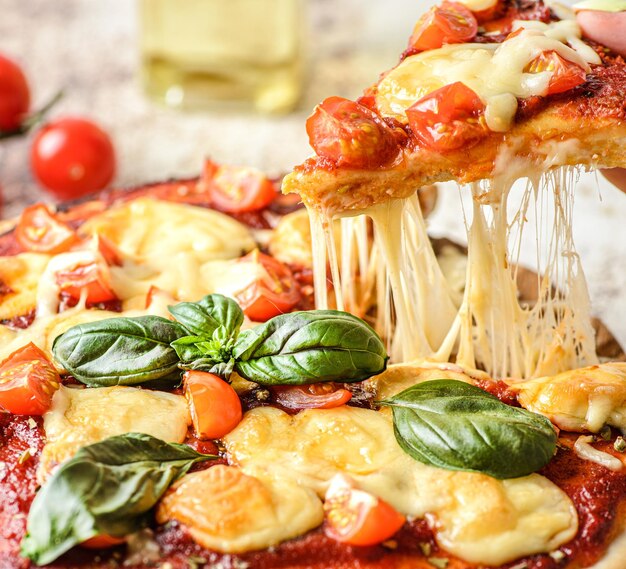 Pizza mit Käse und Tomaten