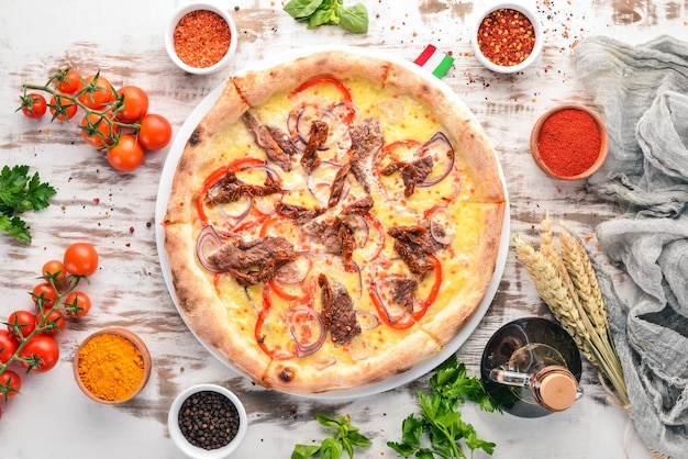 Pizza mit Kalbfleisch und Mozzarella Rindfleisch Tomaten Pasta Pomidorro Italienisches traditionelles Gericht Auf dem alten Hintergrund Ansicht von oben Freier Platz für Ihren Text