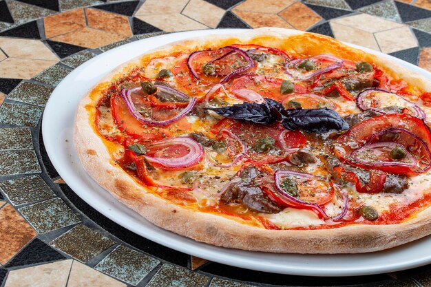 Pizza mit Kalbsfiletpaprika und süßen Zwiebelringen Auf dem Steintisch