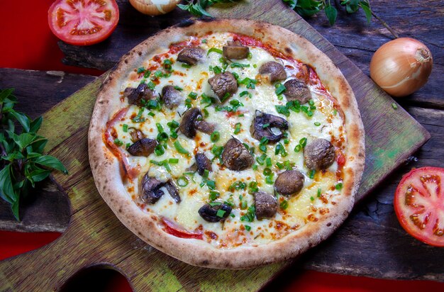 Pizza mit Mozzarella, Tomatensauce und Champignons