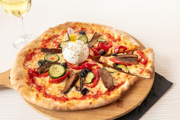 Pizza mit Mozzarella und Gemüse