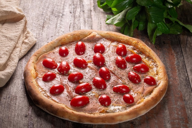 Pizza mit Parmaschinken und Kirschtomaten