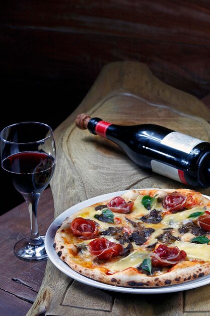 Pizza mit Parmaschinken und Rotwein