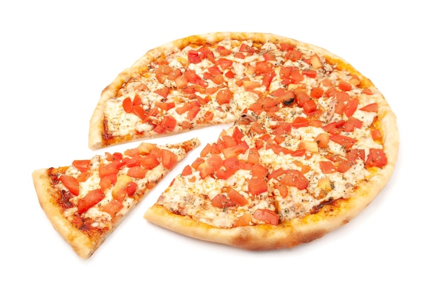 Pizza. Mit Parmesan, Mozzarella, Tomatenscheiben und Oregano. Von der Pizza wird ein Stück abgeschnitten. Weißer Hintergrund. Isoliert. Nahansicht.