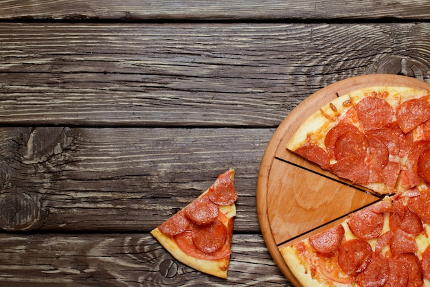 Pizza mit Peperoni, Mozzarella und Tomatensauce