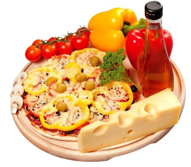 Pizza mit Pilzen, Käse, Wurst und Paprika. Isoliert