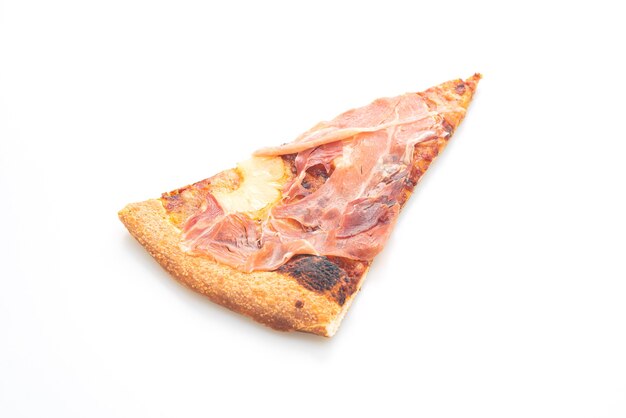 Pizza mit Prosciutto oder Parmaschinken Pizza isoliert auf weißem Hintergrund