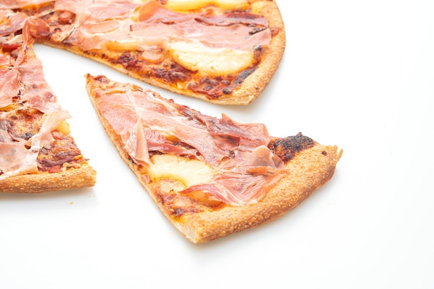 Pizza mit Prosciutto oder Parmaschinken Pizza isoliert auf weißem Hintergrund