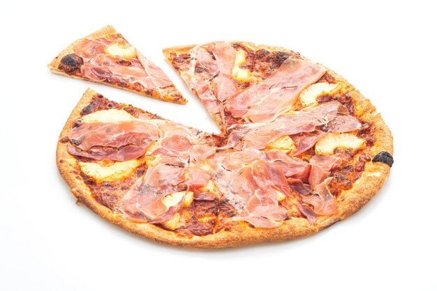 Foto pizza mit prosciutto oder parmaschinken pizza isoliert auf weißem hintergrund