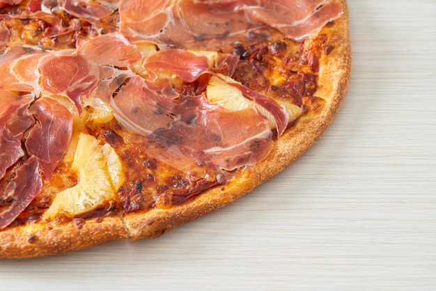 Pizza mit Prosciutto oder Parmaschinken Pizza - italienische Küche