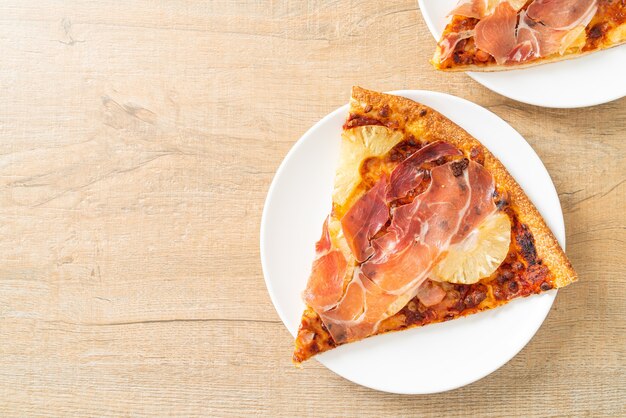 Pizza mit Prosciutto oder Parmaschinken Pizza - italienische Küche