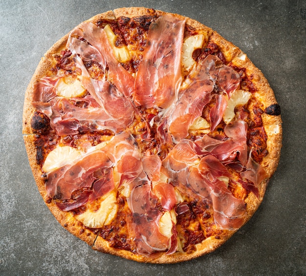 Pizza mit Prosciutto oder Parmaschinken Pizza - italienische Küche